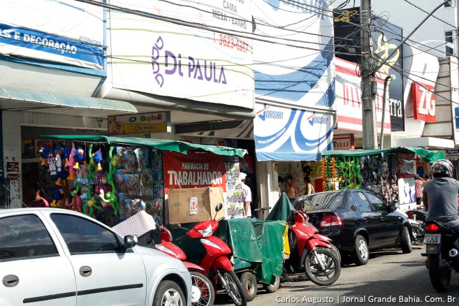 O calçadão da Avenida Senhor dos Passos reflete o estado de desordem urbana do centro comercial de Feira de Santana.