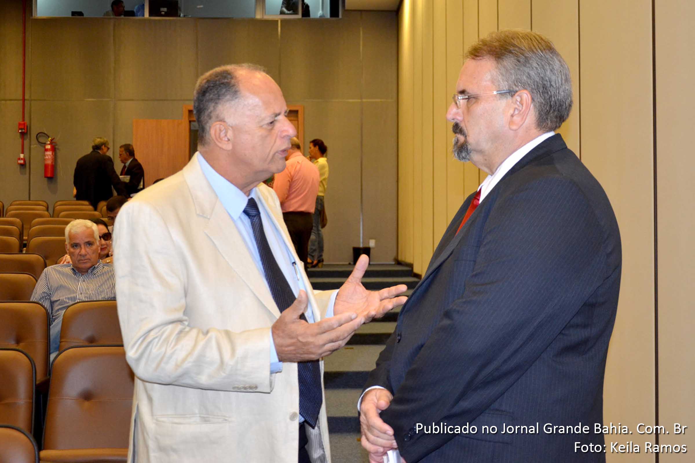 O filho de Carlos Marighella com o deputado Marcelino Galo durante instalação da Comissão Especial da Verdade