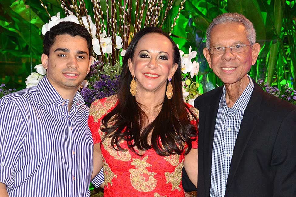 O aniversariante Edson Piaggio ao lado da sua esposa Katia e o herdeiro Pedro.