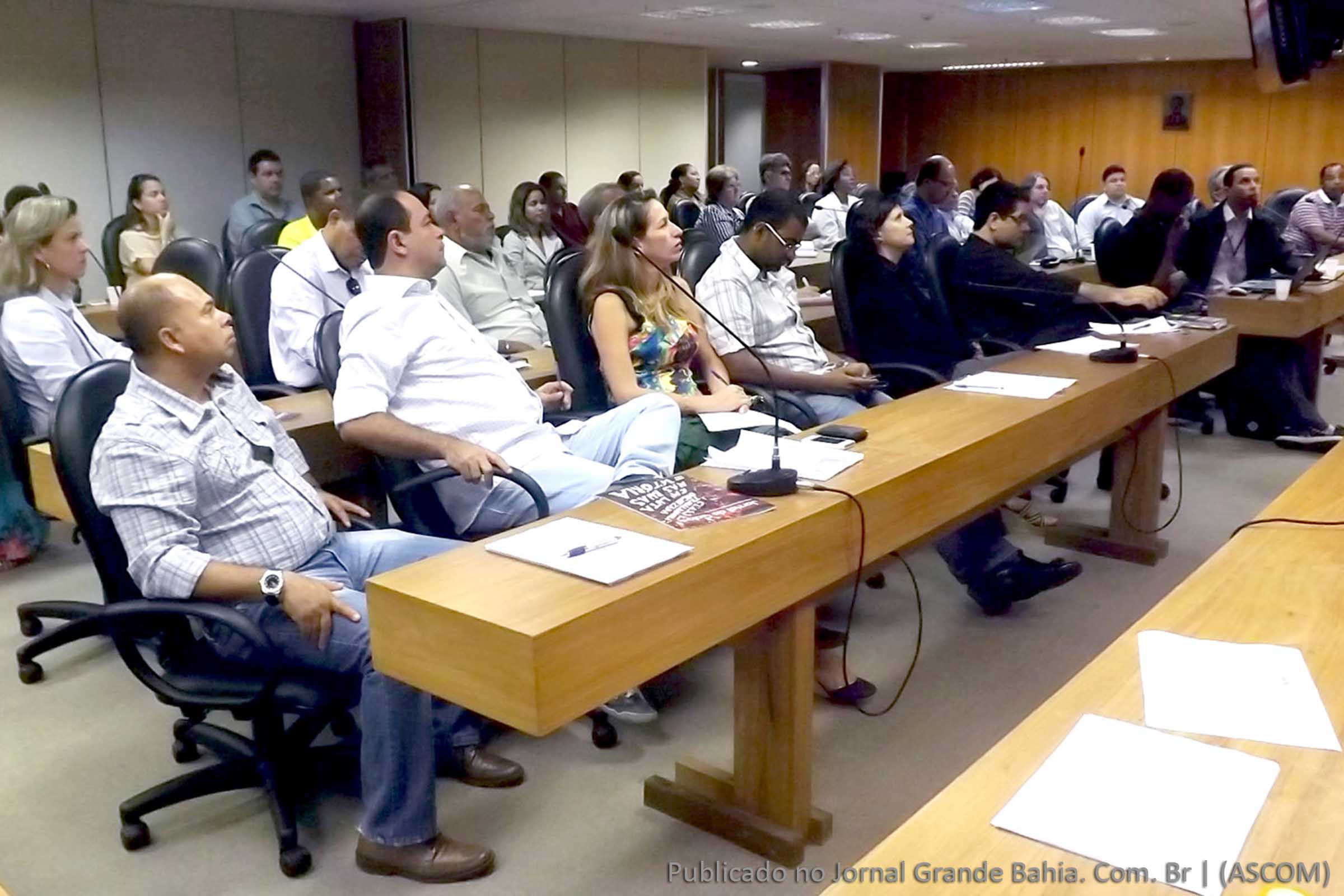 Representantes de órgãos públicos, cooperativas e ONGs participam de atividade na Assembleia para debater resíduos sólidos.