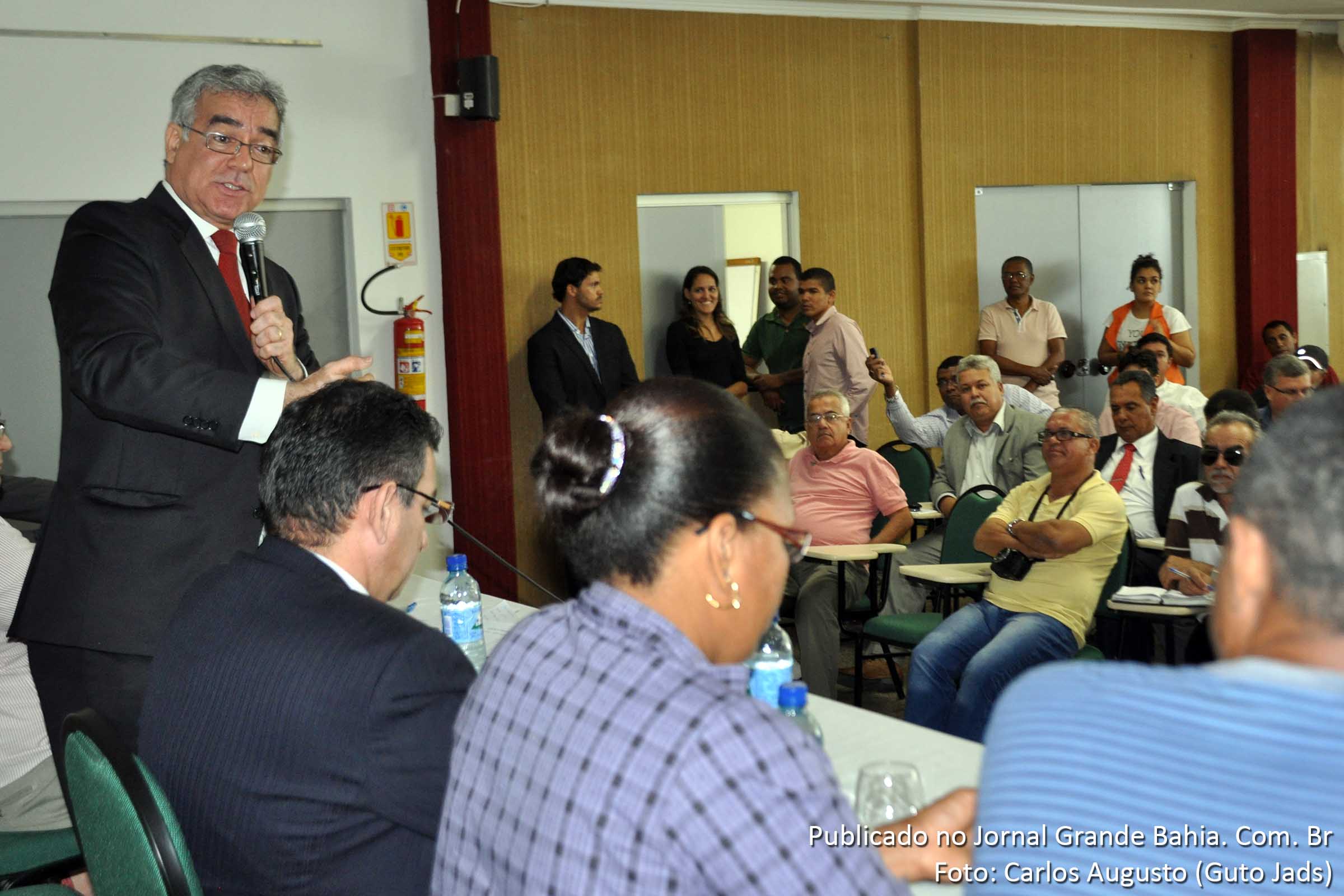 Durante Audiência pública, deputado destaca investimentos na construção do aeroporto de Feira de Santana, dialoga com a comunidade e critica ausência da prefeitura