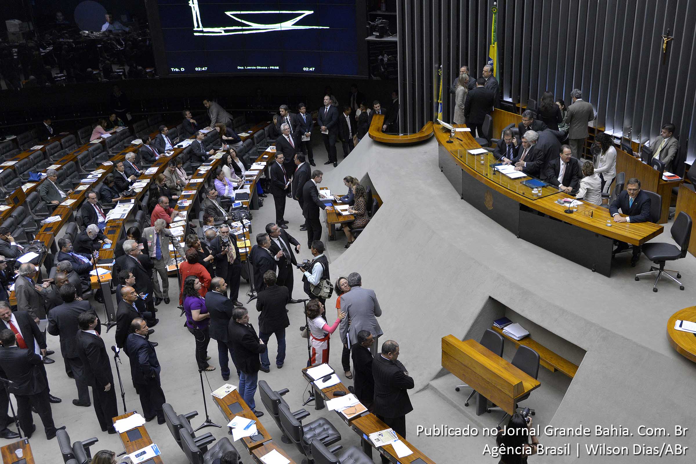 Câmara Federal e Senado divergem sobre resultado do julgamento.