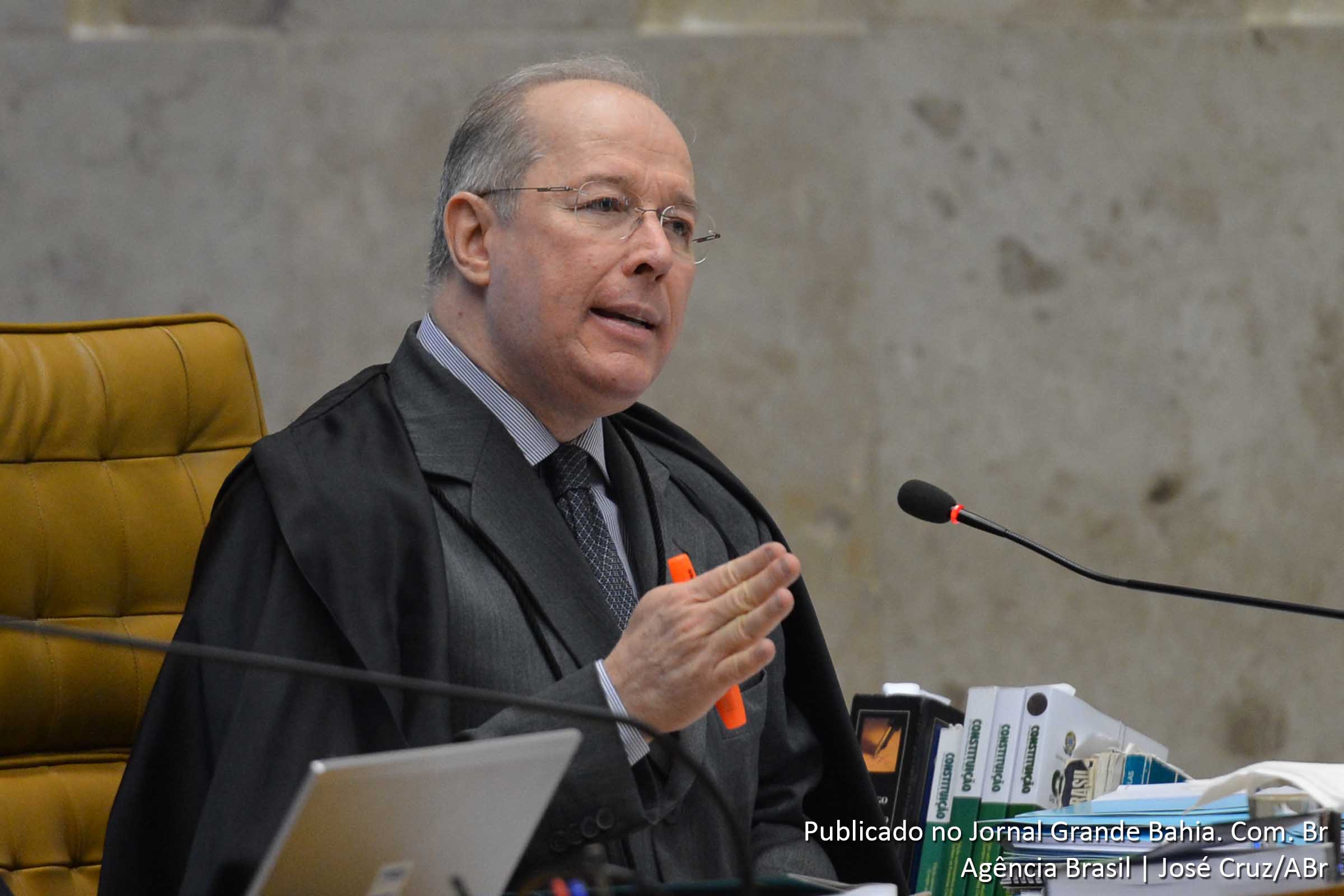 A votação sobre a validade dos embargos infringentes estava empatada em 5 a 5 e foi definida com o voto do ministro Celso de Mello, favorável ao recurso.