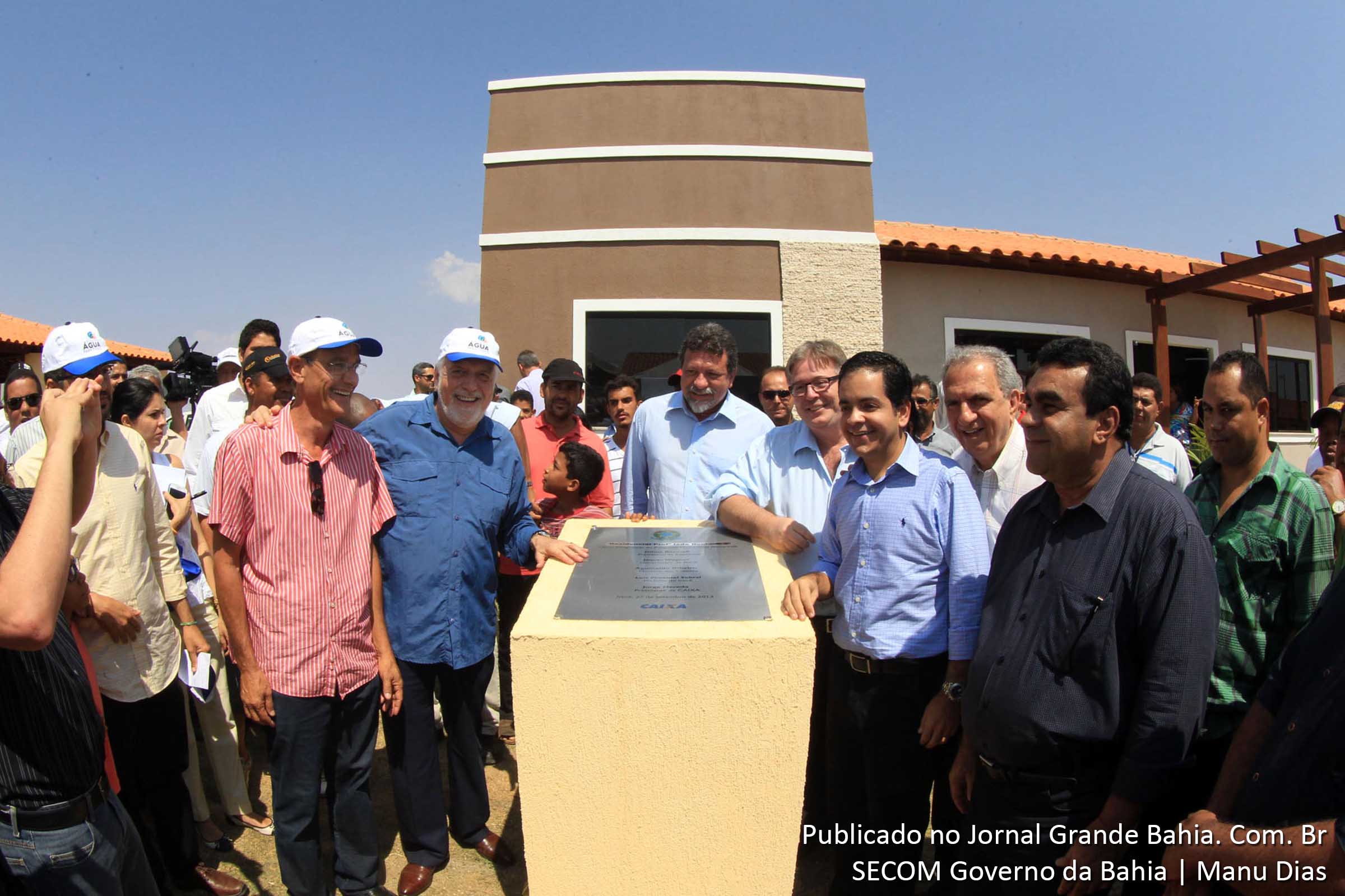 Governador Jaques Wagner entrega moradias em Irecê.