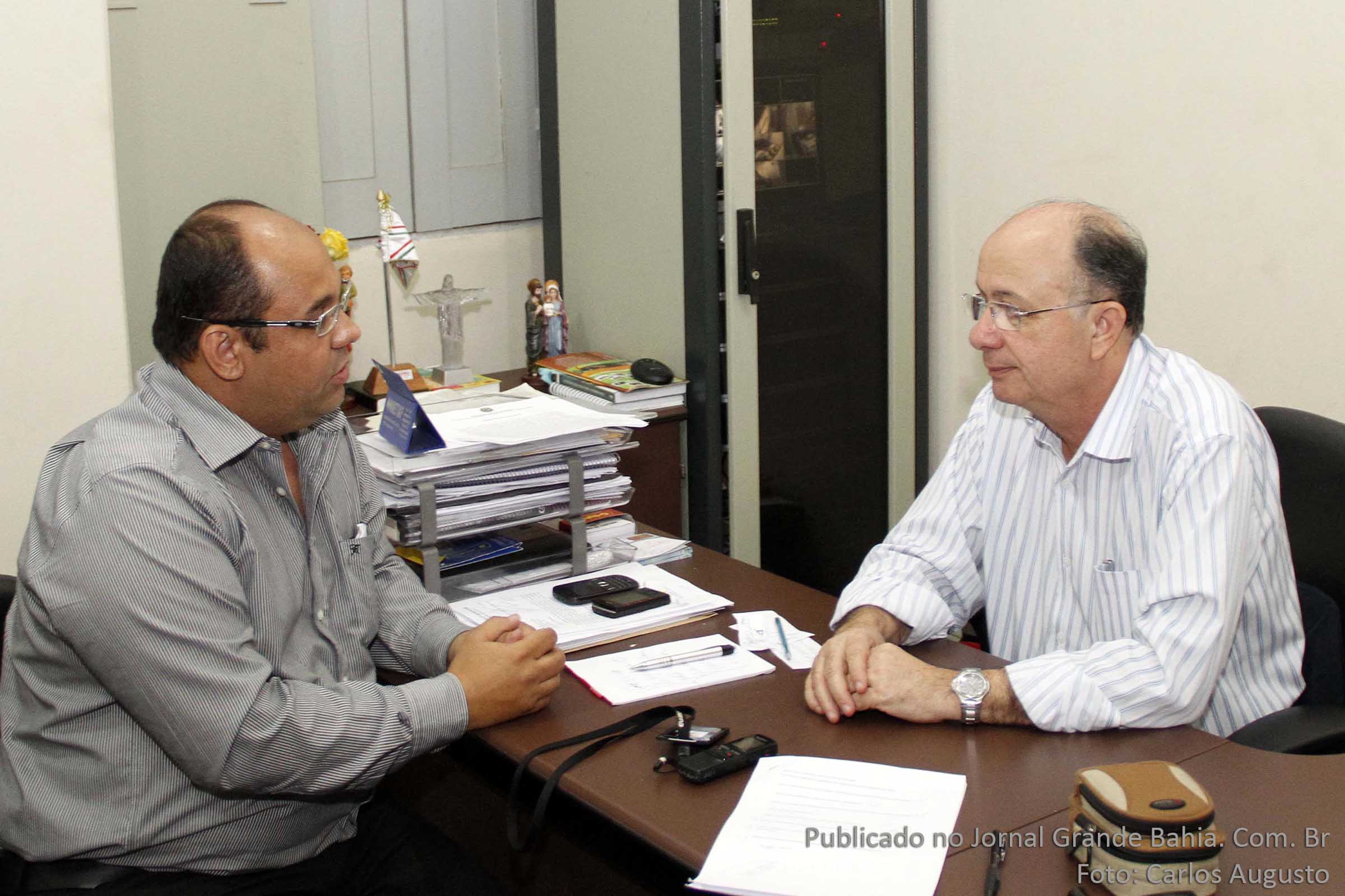 Em entrevista conduzida pelo jornalista Carlos Augusto, editor do Jornal Grande Bahia, o prefeito de Feira de Santana, José Ronaldo de Carvalho, aborda, nesta sexta-feira (03/10/2013), de forma ampla e estruturada, os principais desafios da administração municipal, com destaque para a histórica ausência de planejamento urbano integrado, as ações e limitações da política ambiental, os investimentos em mobilidade e infraestrutura, além de analisar o cenário político estadual, incluindo articulações para as eleições de 2014 e a possibilidade de participação em uma eventual disputa pelo governo da Bahia.