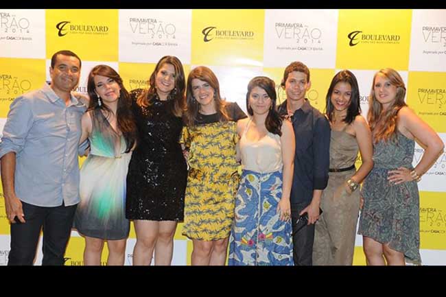 Vivianne Freire Esperidião e Nadinne Matos com o seu grupo de trabalho na Casa Cor no Boulevard Shopping.