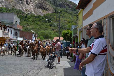 Deputado Carlos Geilson marca presença em eventos.