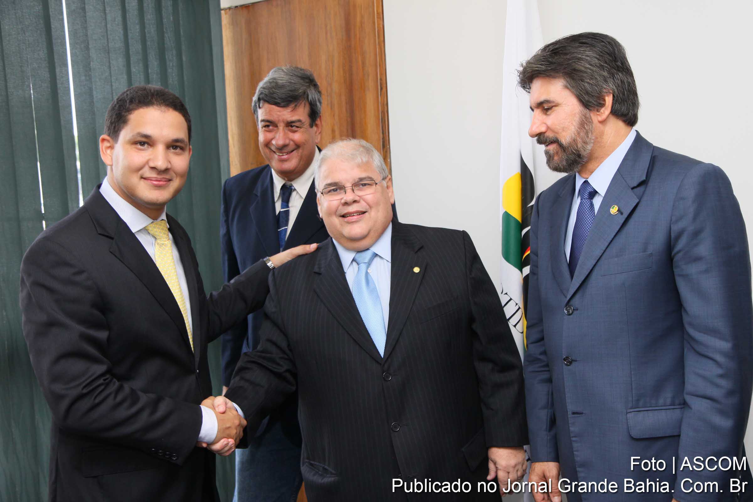 Deputado Lúcio Vieira Lima participa de solenidade de filiação do advogado Rafael Pinto ao PMDB baiano.