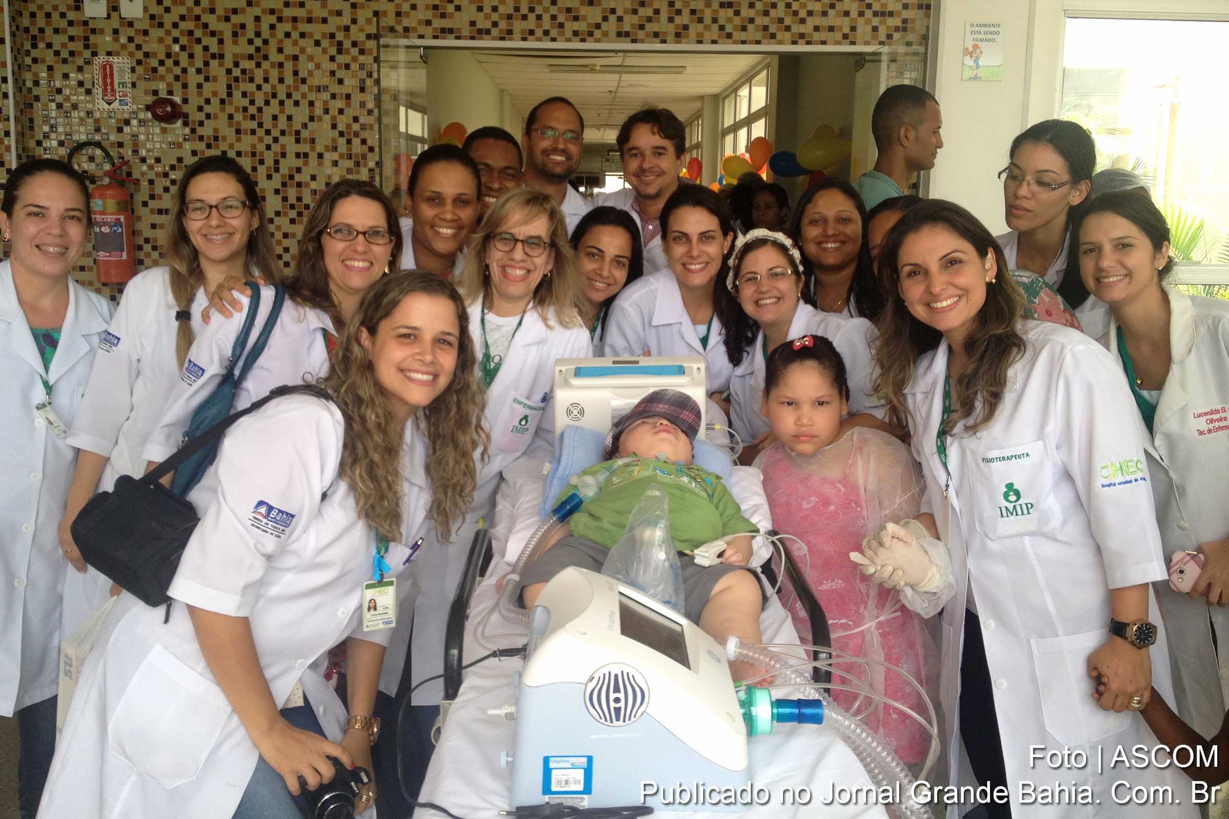Funcionários do Hospital Estadual da Criança celebram momento de despedida.
