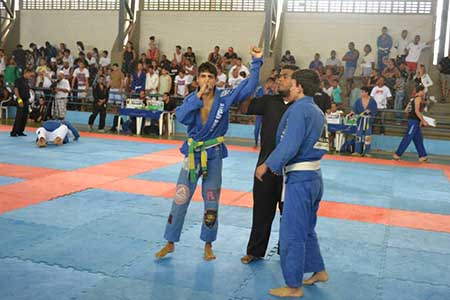 Ítalo Cigano comemorando a vitória na 10º etapa do campeonato baiano de jiu-jitsu.