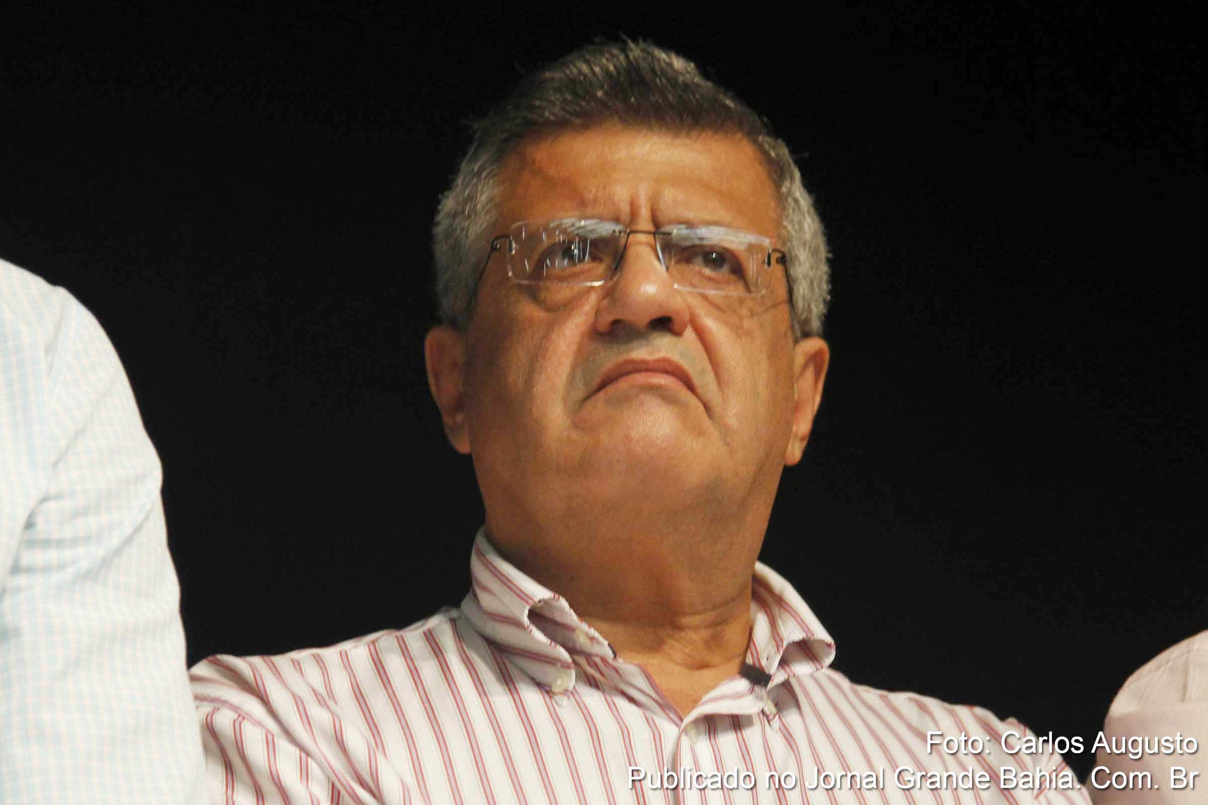 João Carlos Bacelar: “Iriam construir 471 casas, requalificar 477, recuperar asfalto, urbanizar ruas, regularizar o abastecimento de água, fazer pavimentação, construir escola e creche. A obra foi iniciada em 2007, ainda está inconclusa, já gastou R$45 milhões.".