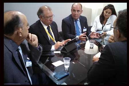 O prefeito José Ronaldo de Carvalho recebeu empresários em Barcelona.