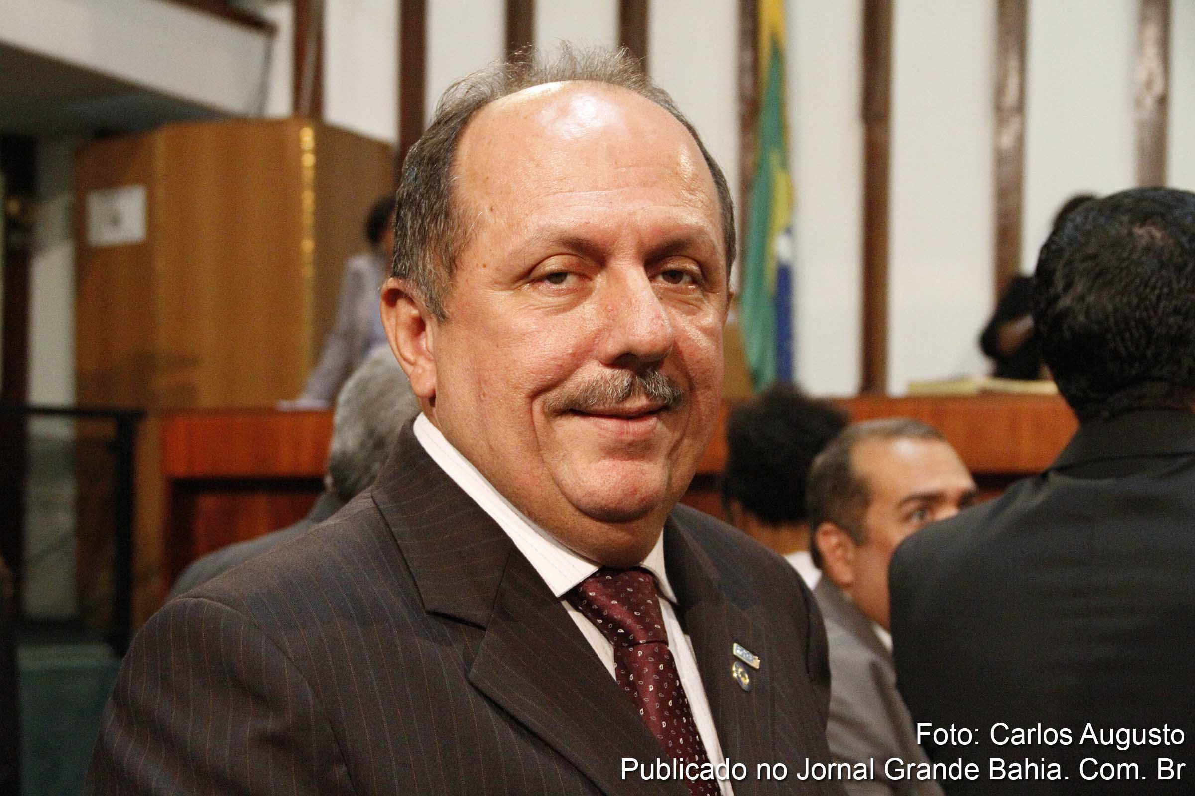 Deputado José de Arimatéia entrega moção pelos 53 anos da Record Bahia. 