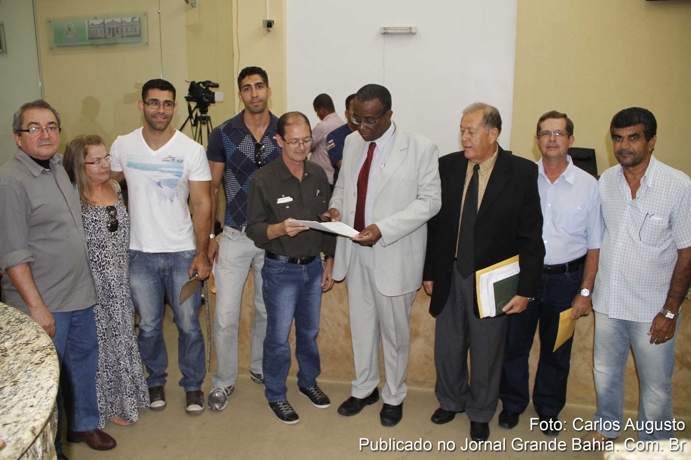 Moradores da Rua Santiago entregam reivindicação a Justiniano França, presidente da Câmara Municipal de Feira de Santana; e a Antônio Carlos Passos Ataíde (Carlito do Peixe, DEM), Líder do Governo.