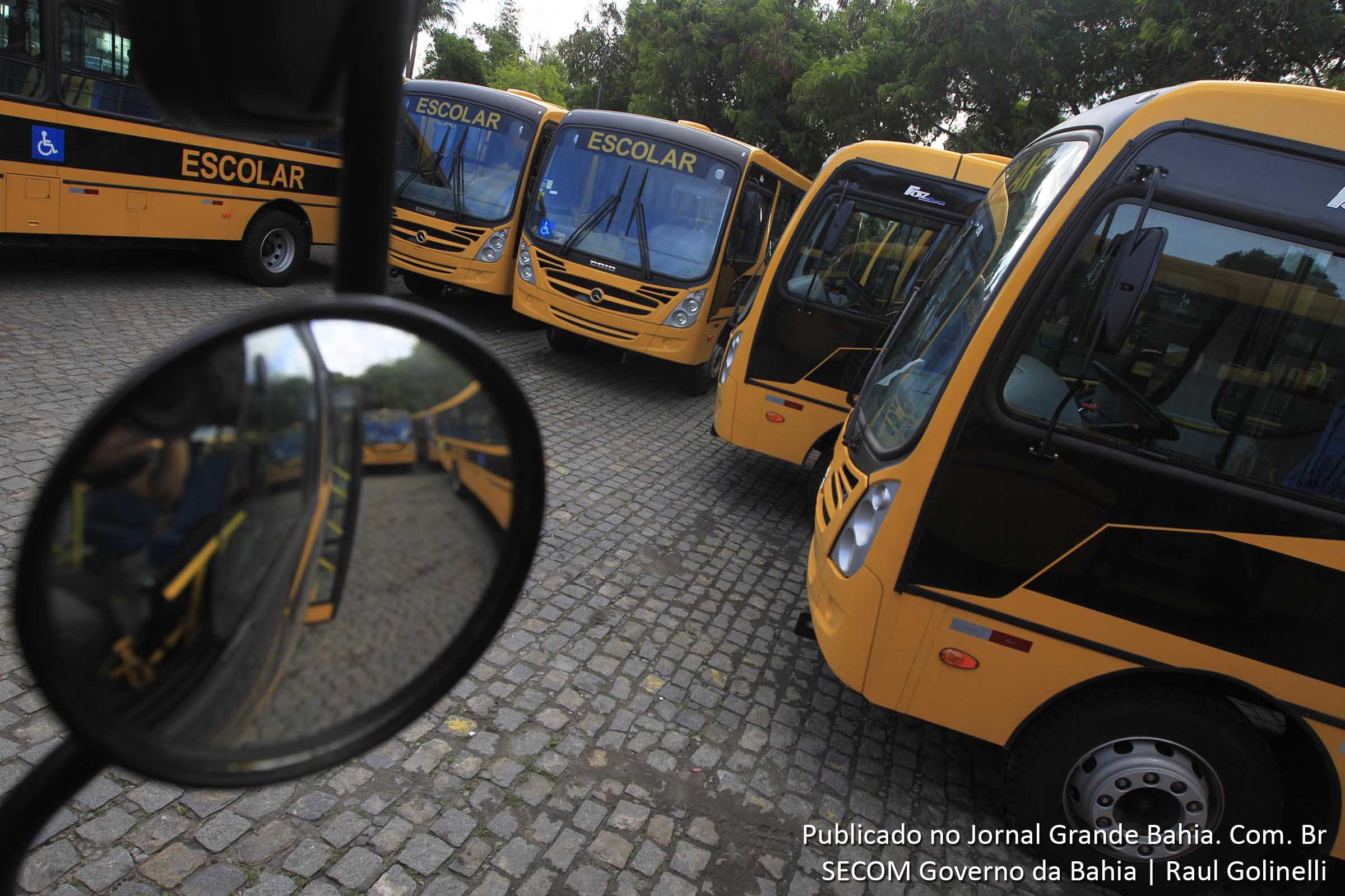 Ônibus escolares são entregues para prefeituras baianas.