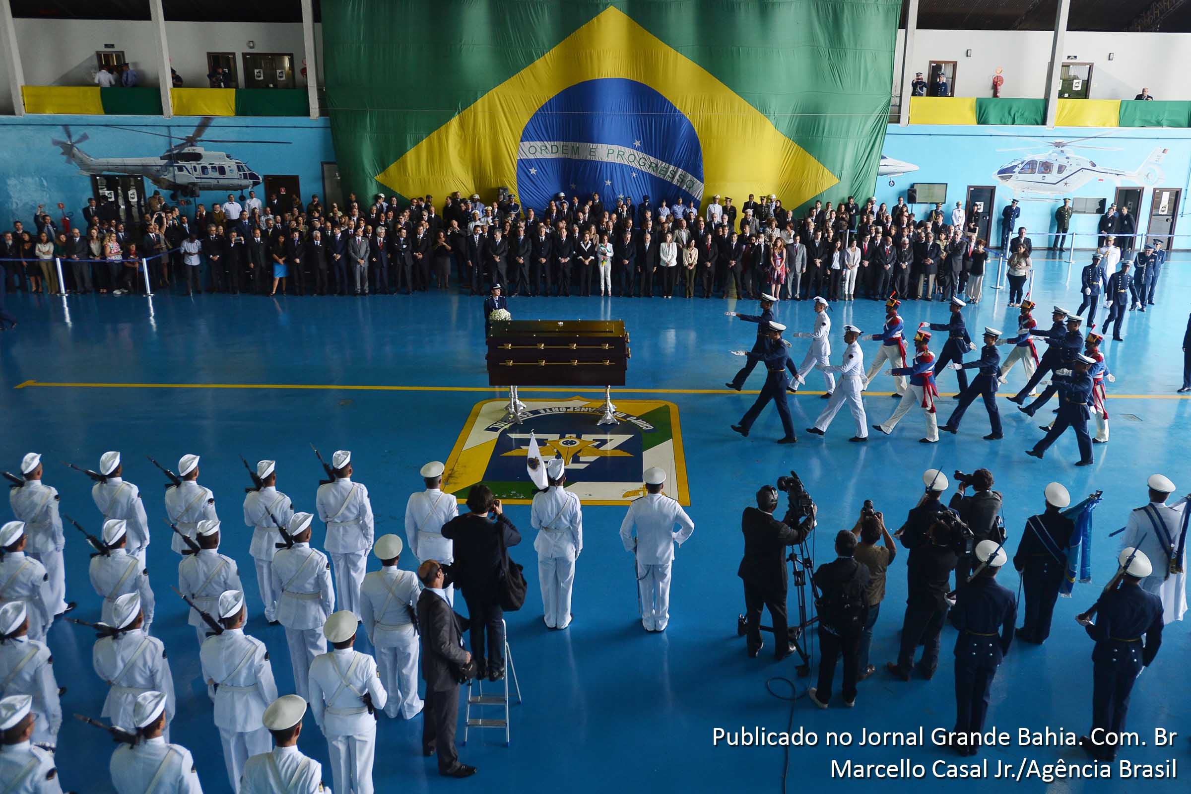 Os restos mortais do ex-presidente da República João Goulart foram recebidos com honras militares, pela presidenta Dilma Rousseff. O corpo de Jango, como era conhecido, começou a ser exumado ontem, em São Borja (RS), e será submetido a perícia da Polícia Federal, na capital.