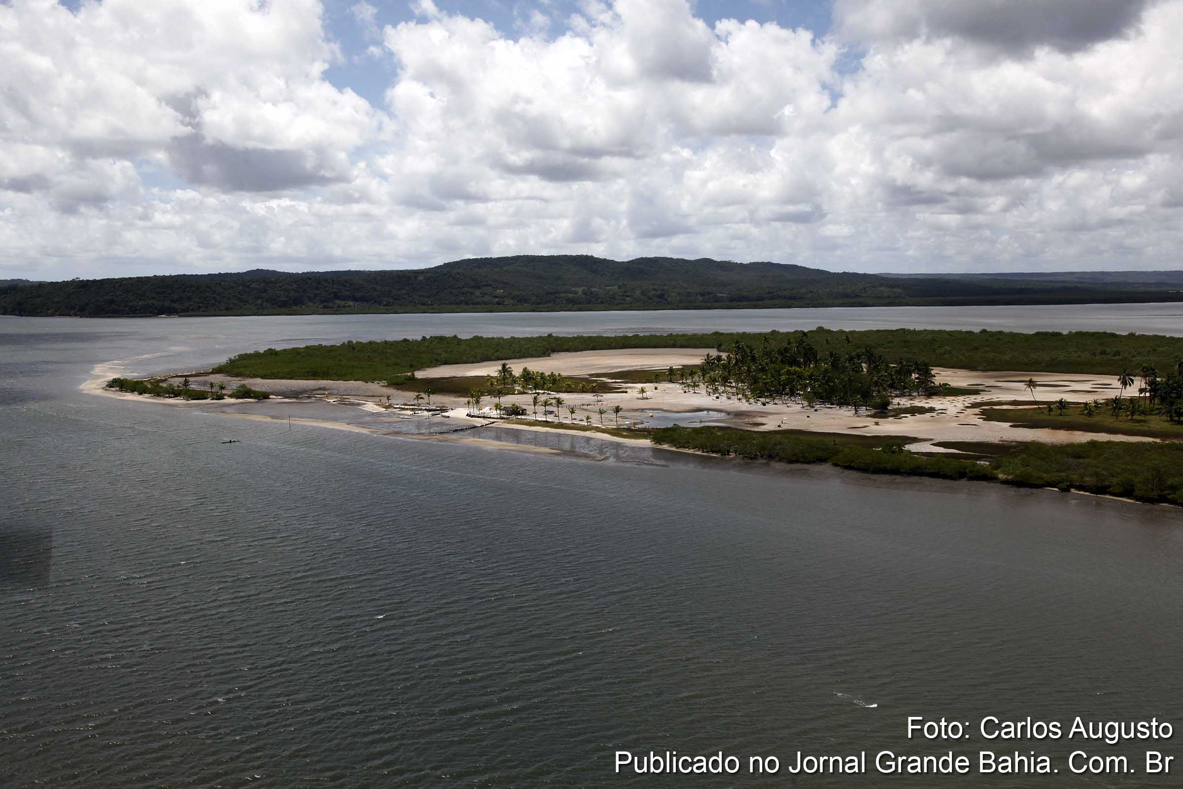 Vista aérea do rio Paraguaçu, no Recôncavo da Bahia. Região recebe investimentos para prospecção no setor de petróleo e gás. (Foto: Carlos Augusto | Jornal Grande Bahia)