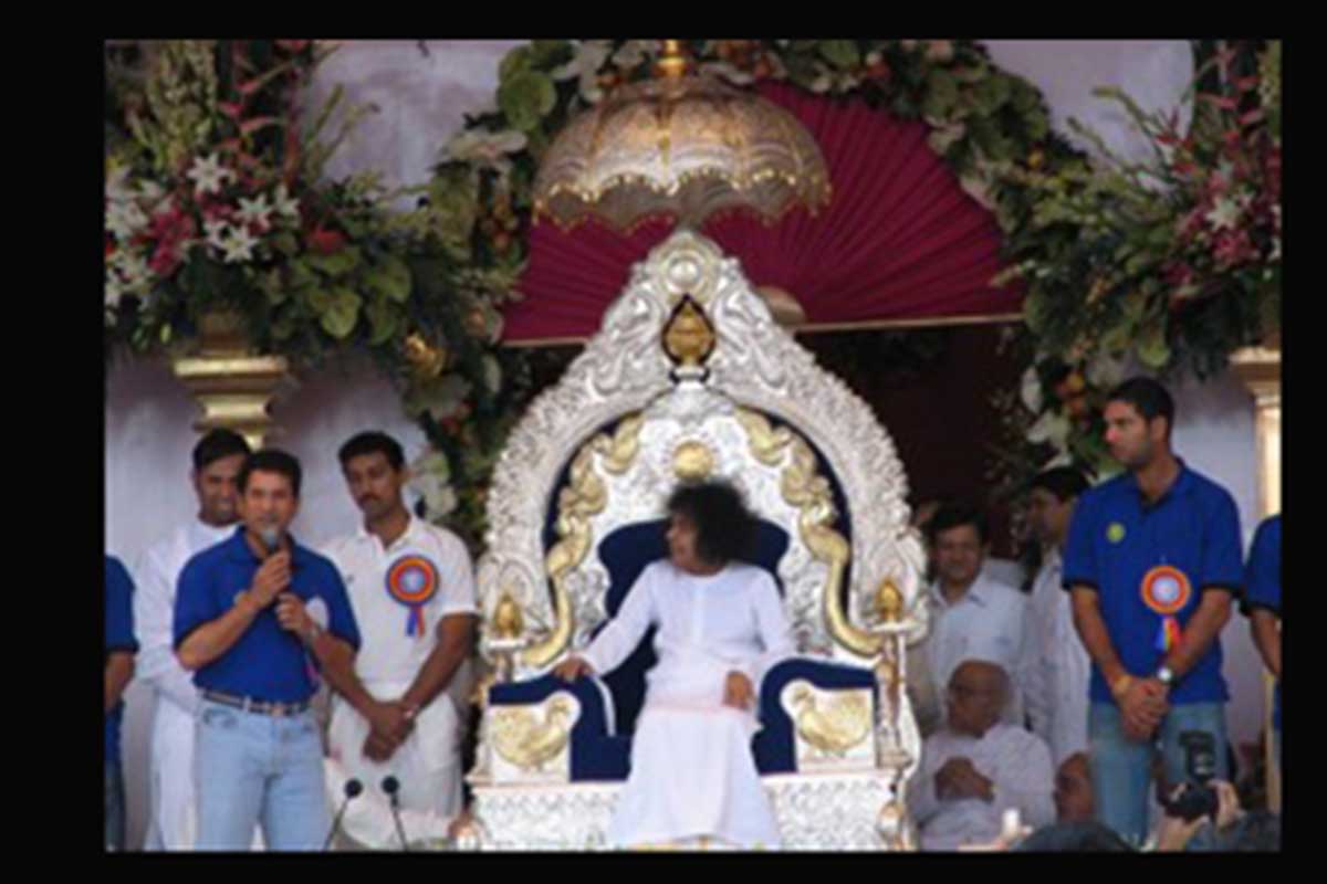 Sai Baba iniciou o seu apostolado ainda criança, em 1940.