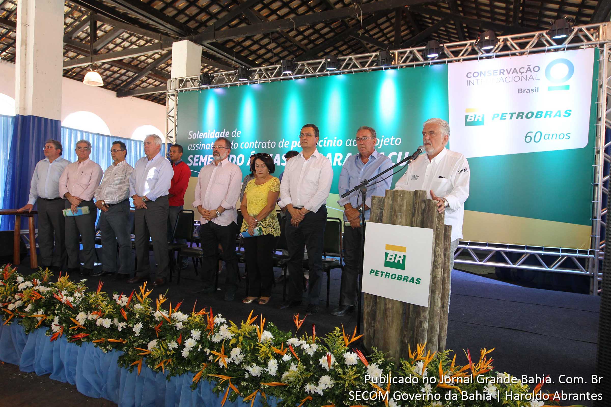 Governador Jaques Wagner participa da cerimônia de assinatura do contrato de patrocínio ao Projeto Semeando Águas da Bacia do Paraguassú.