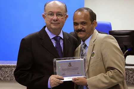 O prefeito José Ronaldo de Carvalho recebendo titulo de Cidadão de Camaçari do vereador Antônio Elinaldo em sessão solene da Câmara daquela cidade.