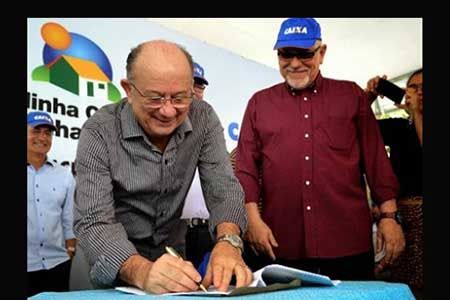 O prefeito Jose Ronaldo de Carvalho assina com Caixa o contrato para financiamento da BRT com o presidente Jorge Hereda.