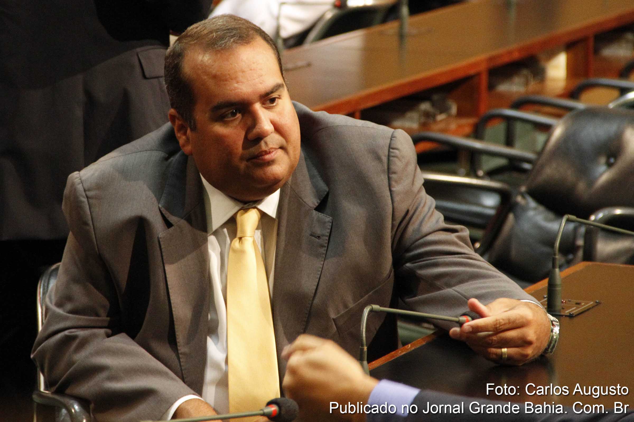 Sandro Régis: “Fazem propagandas mentirosas, subestimando a inteligência dos baianos. Os hospitais não estão recebendo repasses e a saúde está um caos”.