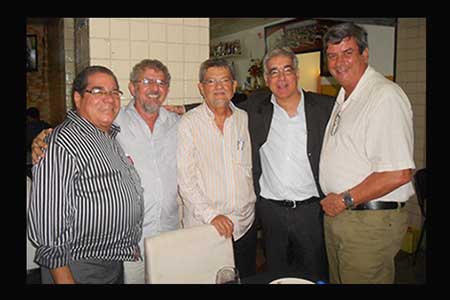 O jornalista Tasso Franco lançou livro em Feira ladeado pelo deputado federal Colbert Martins, deputado estadual Zé Neto, jornalista Jânio Rego e este colunista.(Foto Alvaro Figueredo)