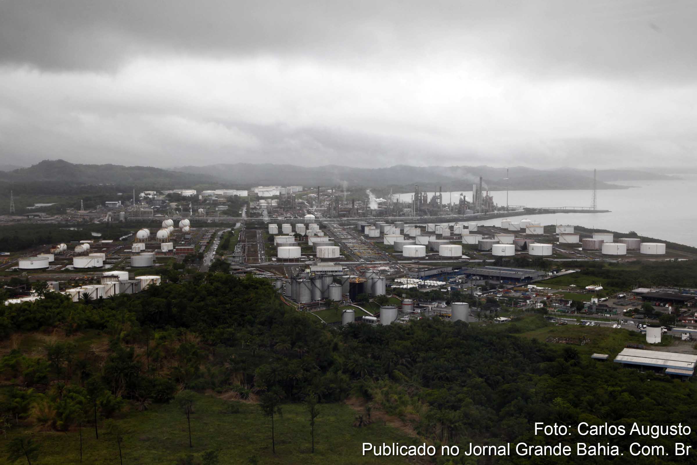 Vista aérea da Refinaria Landulpho Alves em São Francisco do Conde. Vista aérea da Refinaria Landulpho Alves em São Francisco do Conde.