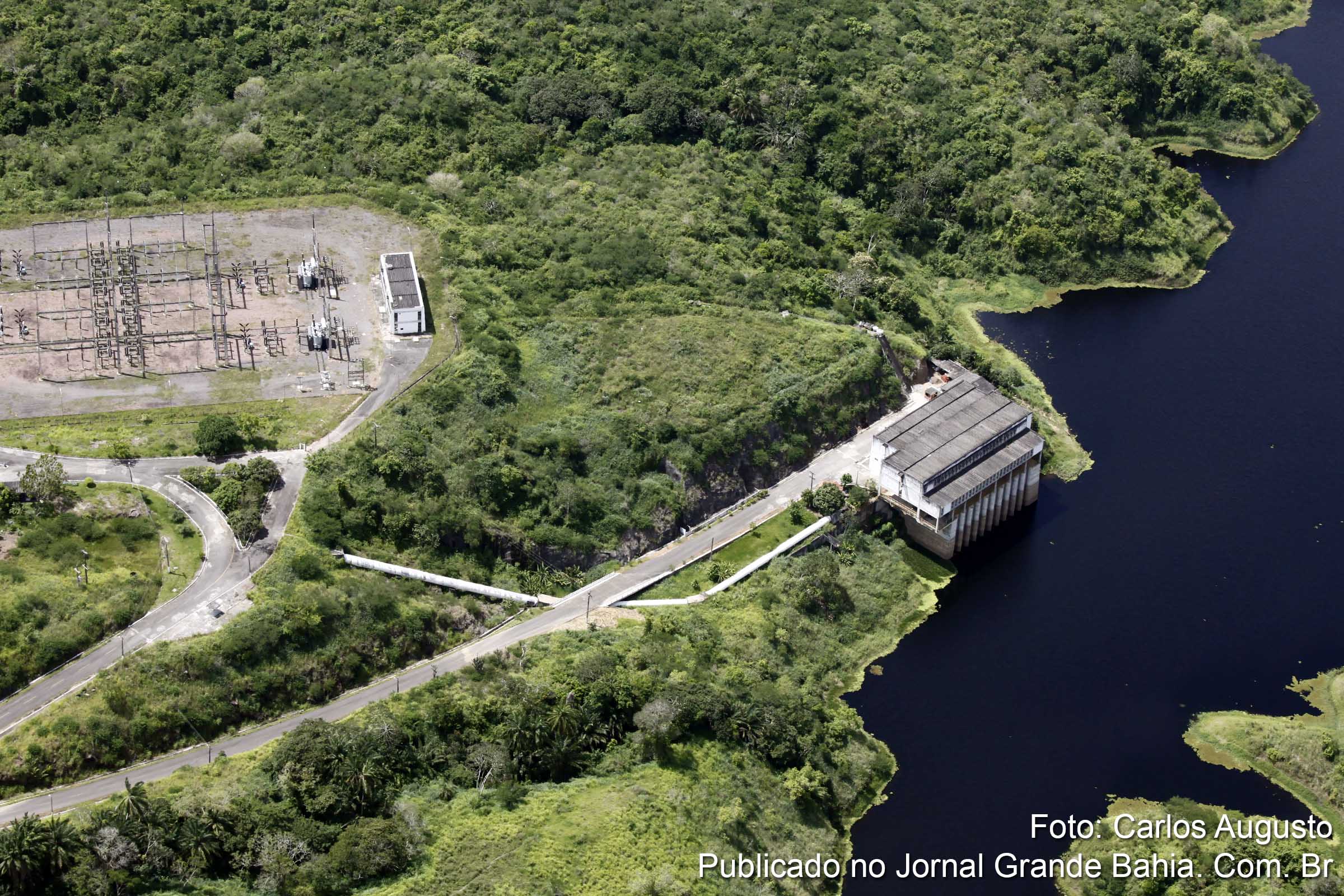 Vista aérea de unidade de captação de água da EMBSA no lago de Pedra do Cavalo. (Foto: Carlos Augusto | Jornal Grande Bahia)