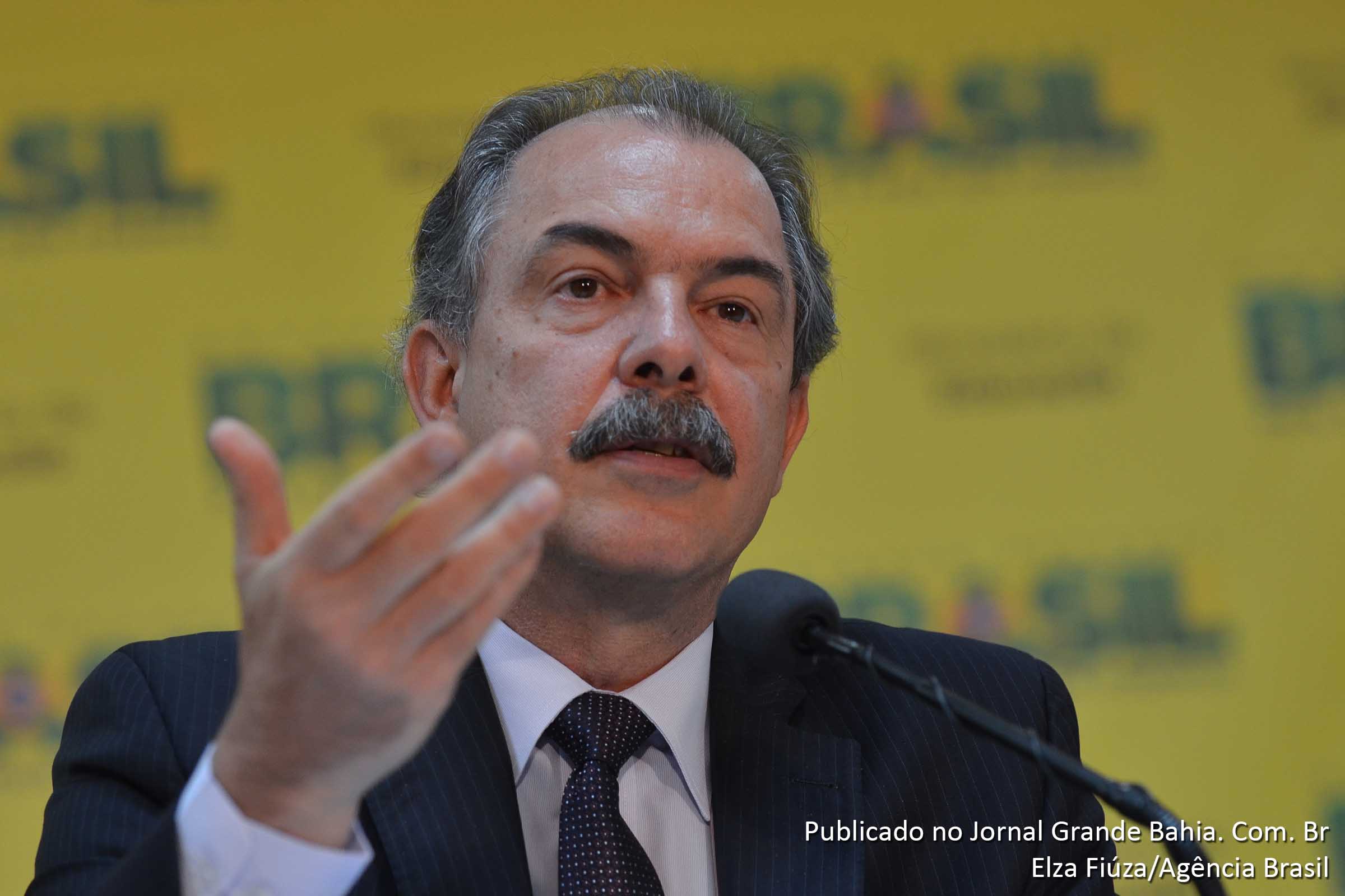 Aloizio Mercadante, Ministro da Educação. Ministério fiscaliza entidades privadas.