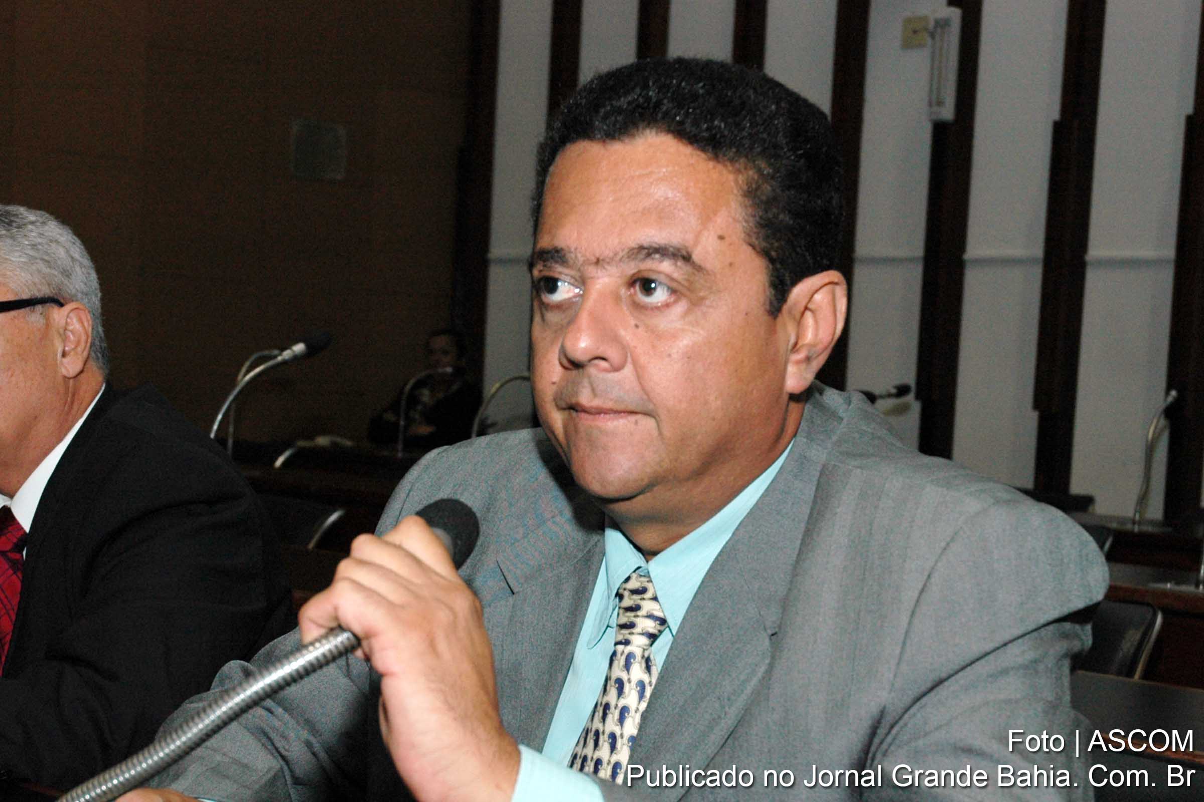 Luciano Simões: "É um partido que defende o mensalão e precisa esclarecer suas posições. O PT perde muito no país e na Bahia, principalmente, onde o governador Jaques Wagner ocupa a posição de penúltimo governador".