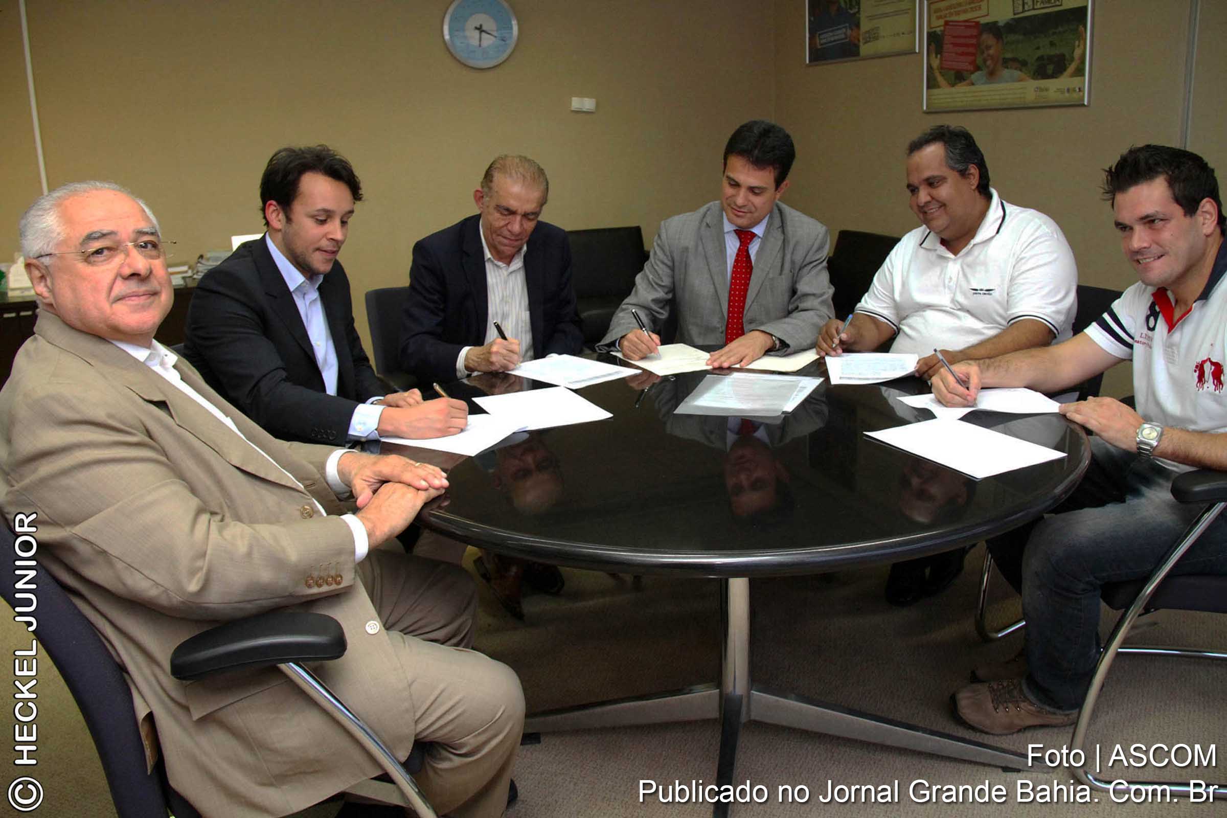 Eduardo Salles assina contrato para construção de frigorífico.