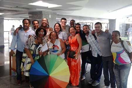 Militantes e representantes da comunidade LGBT na Bahia comemoram a aprovação do Conselho na ALBA.