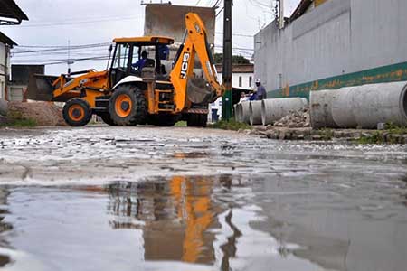 Drenagem da rua Calamar é de responsabilidade de uma empresa licitada. (Foto: Silvio Tito)
