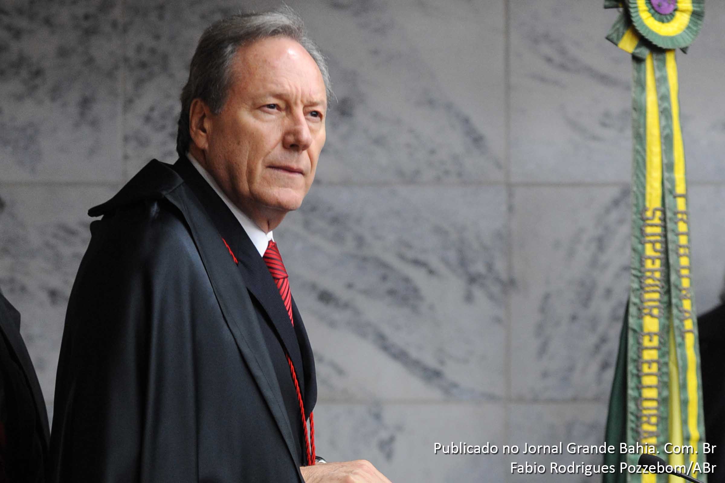 Ministro Ricardo Lewandowski entregou proposta para tentar reduzir o número de presos provisórios em presídios.