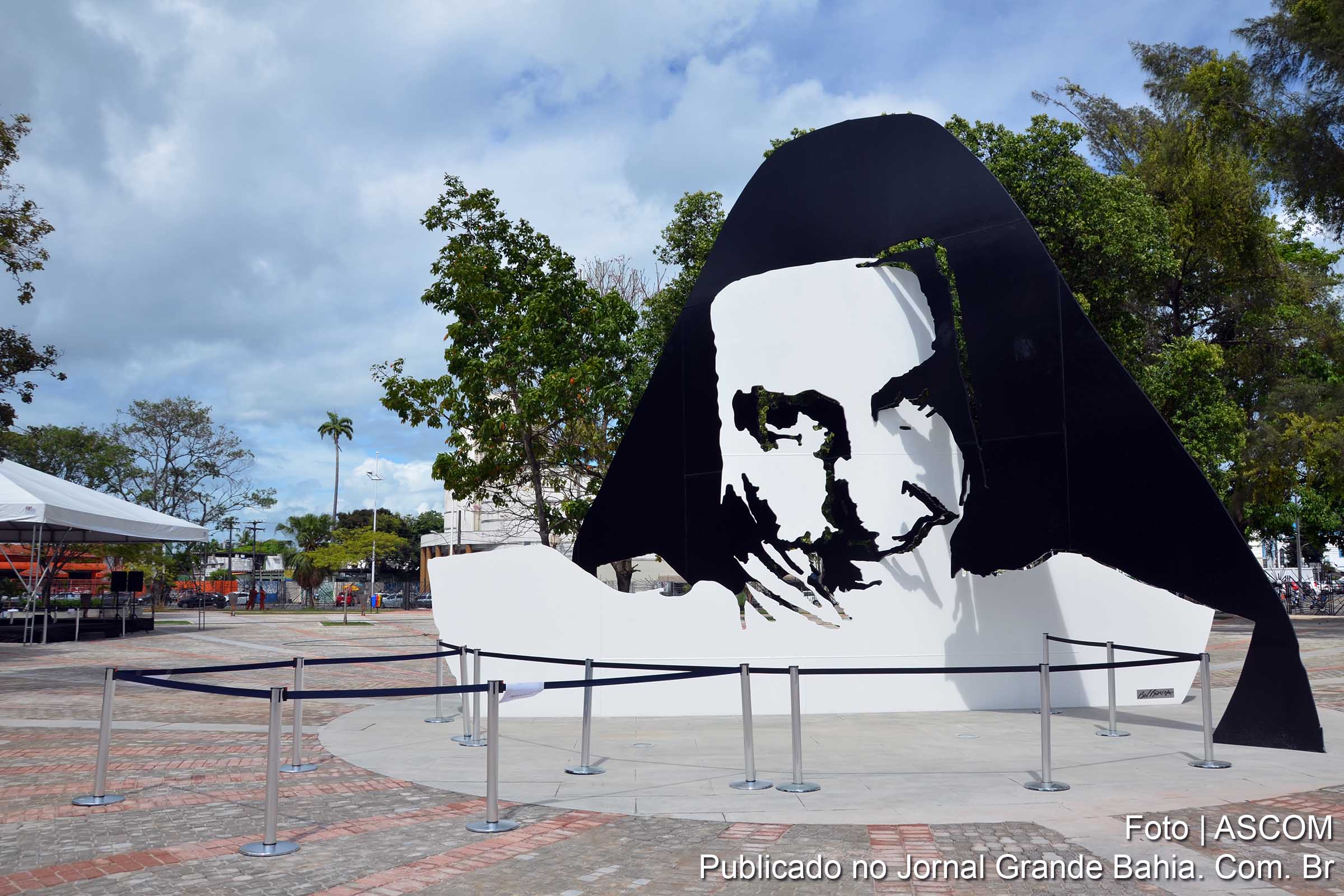 Salvador, Praça Irmã Dulce. Monumento de Bel Borba em homenagem a Irmã Dulce.