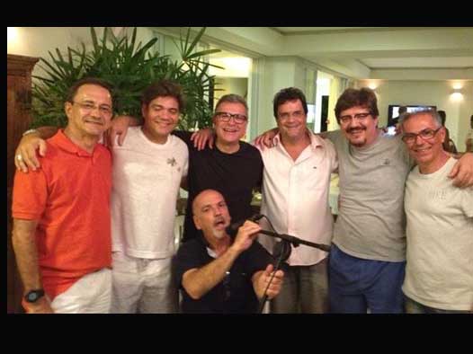 O cardiologista André Almeida sendo o anfitrião de Wilker Carneiro, Cezar Oliveira, Cesar Maia e seus irmãos.