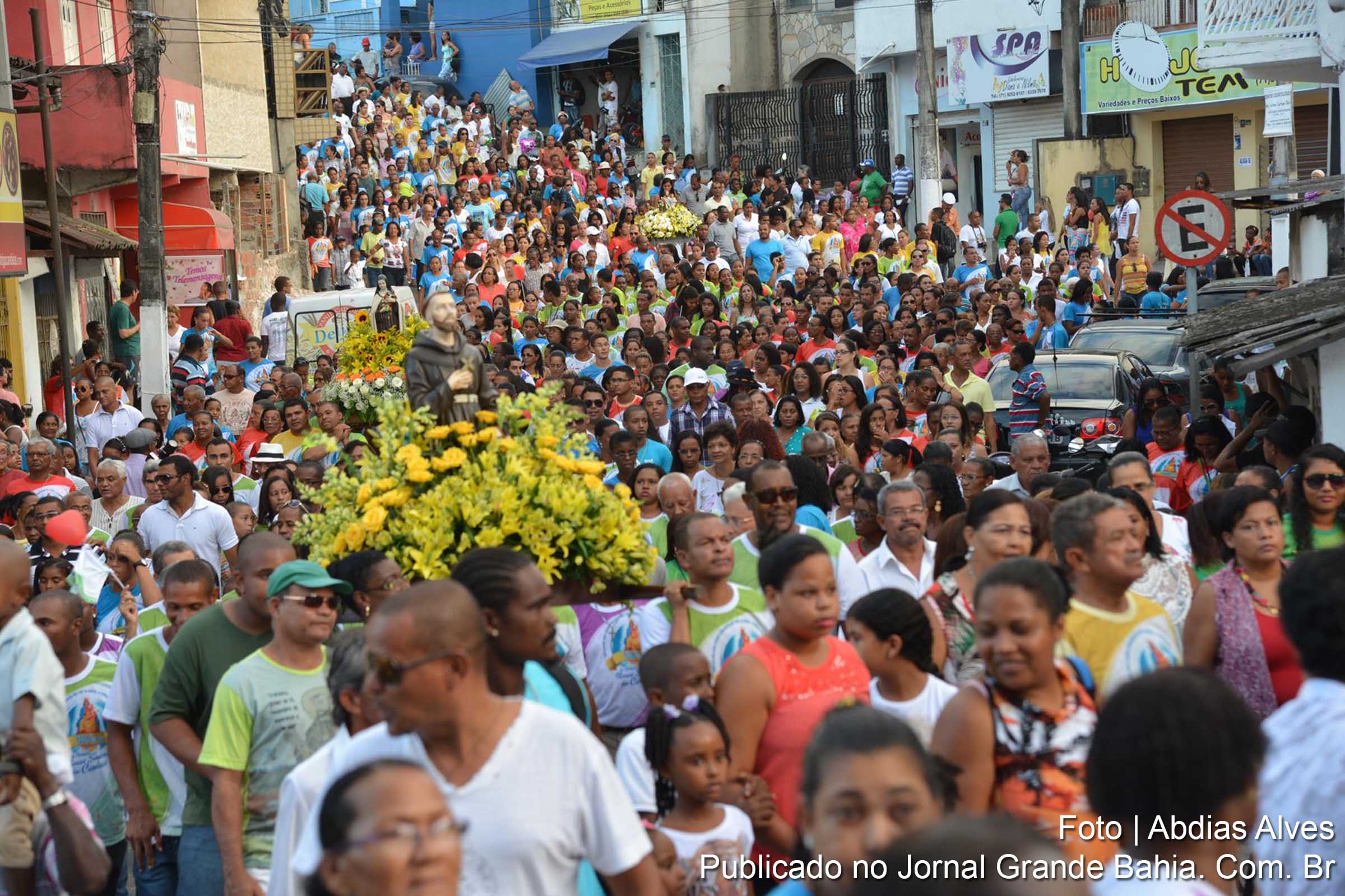 Cenas da procissão de Nossa Senhora das Candeias.