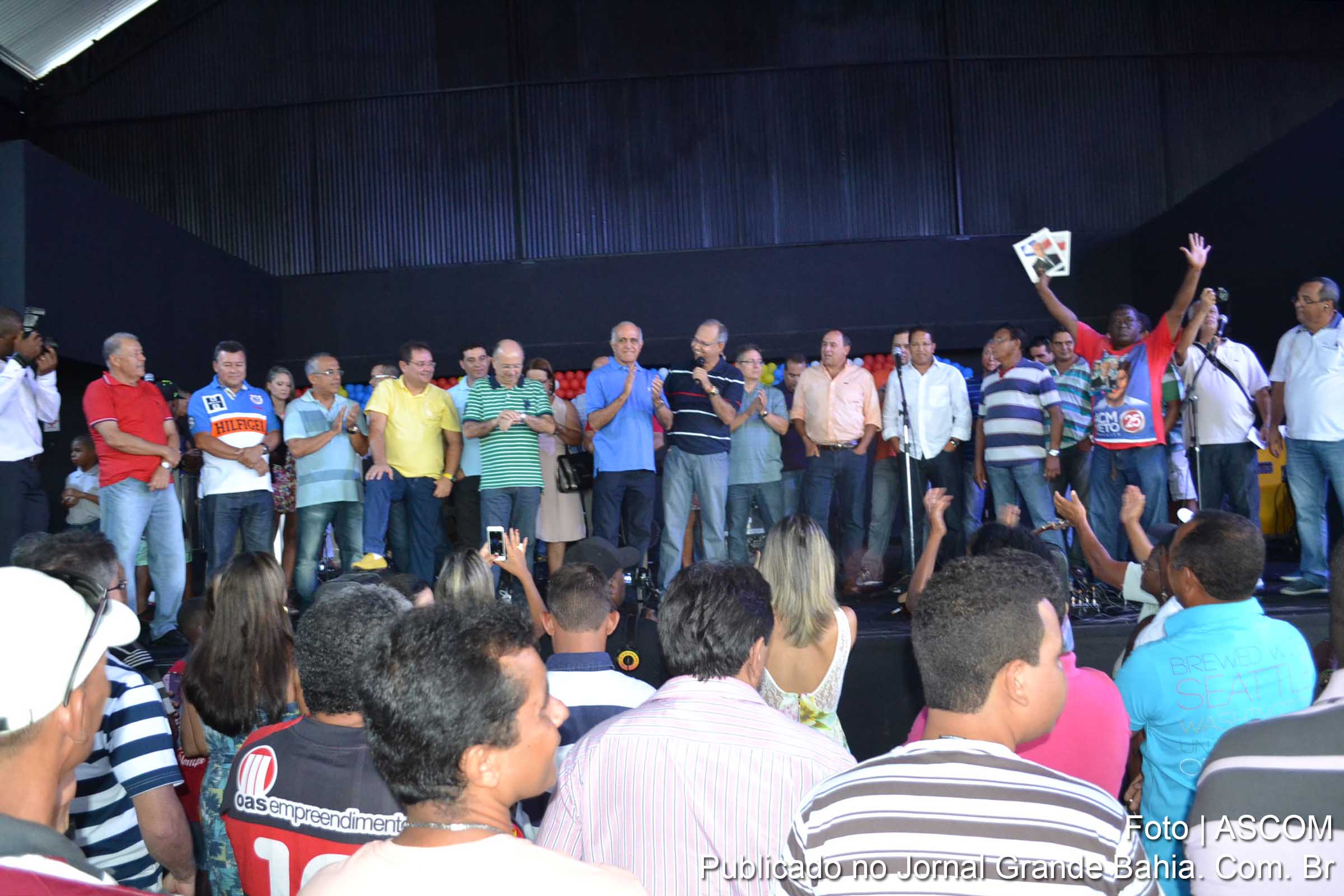 Deputado Carlos Geilson celebra aniversário ao lado de políticos e da comunidade.