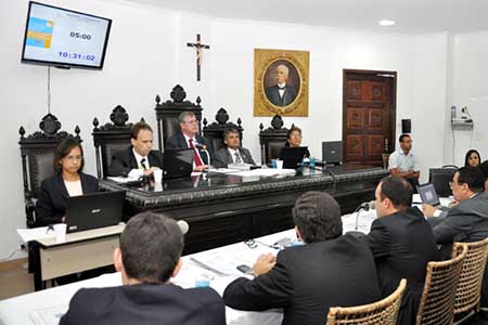 Luiz Viana presidindo seção da OAB que aprovou ADIN.