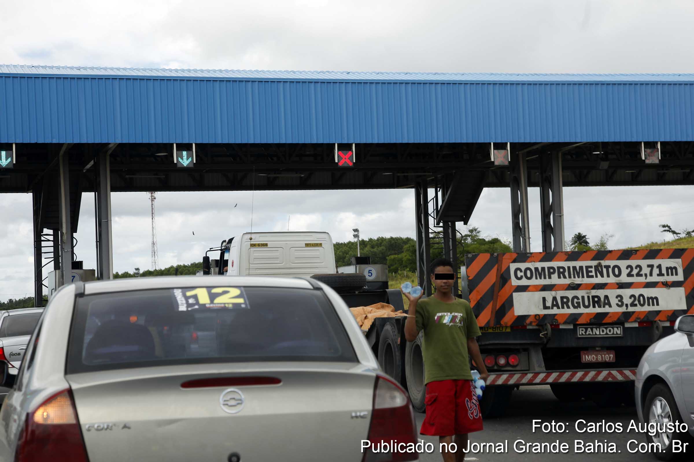 Menor vende água próximo a posto de pedágio da VIABAHIA na BR-324.