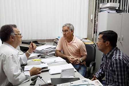 Deputados Zé Neto e Fernando Torres conversam com Carlos Brito sobre utilização de recursos.