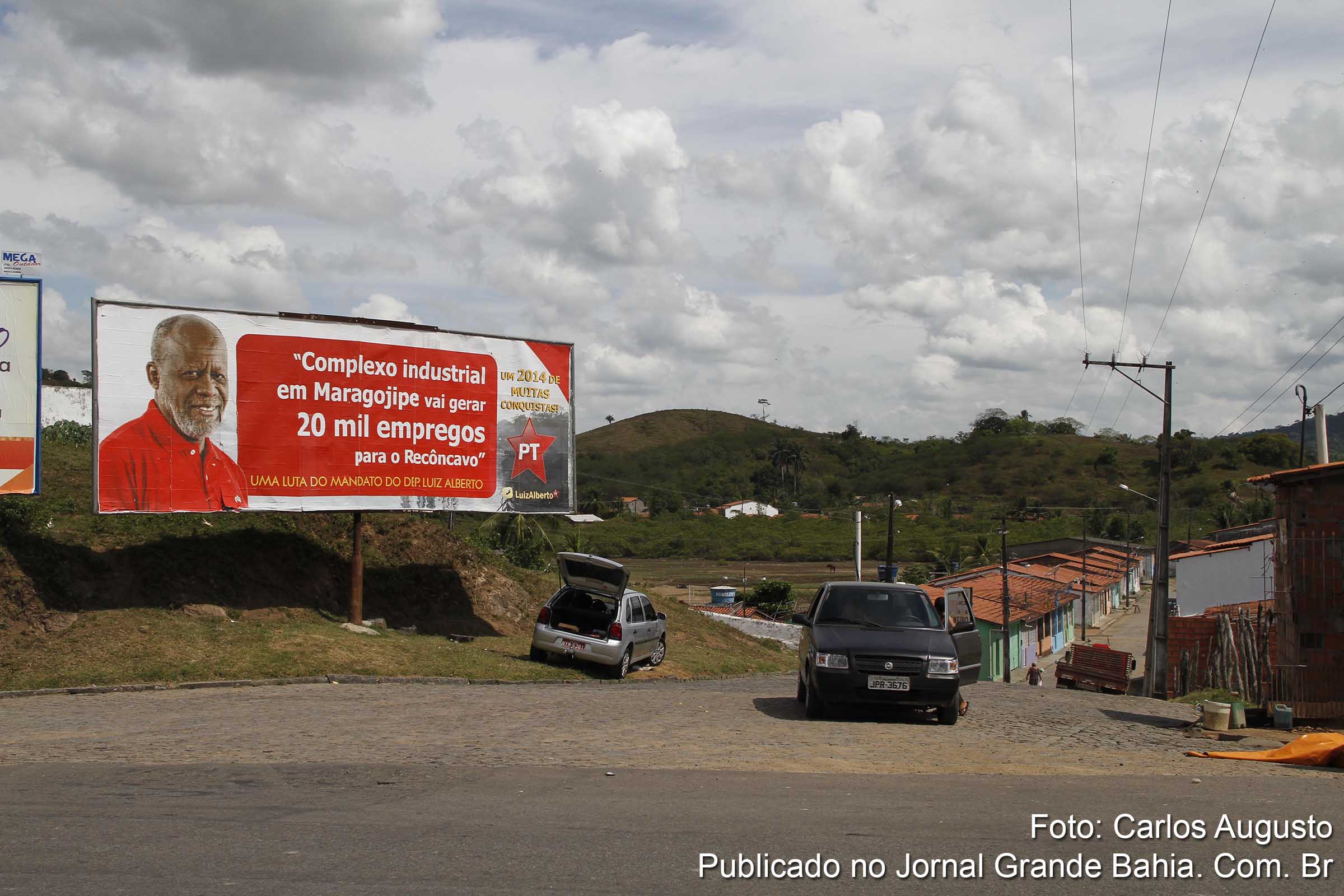 Outdoor na entrada do povoado de Nagé, em Maragogipe.