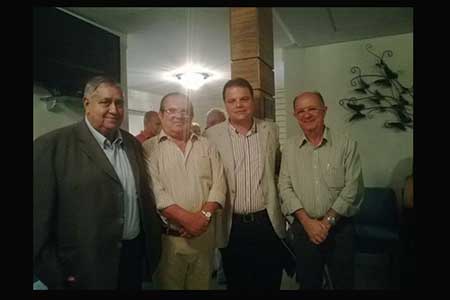 O diretor geral do Labvida João Cavalcanti Neto ladeado por seu pai João Cavalcanti, o diretor do Hospital Cleriston Andrade, Jose Carlos Pitangueira e o prefeito Jose Ronaldo de Carvalho.