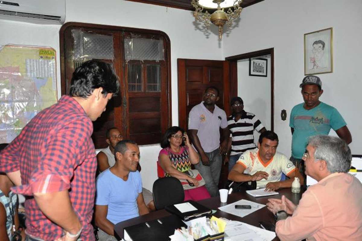 Zé Neto dialoga com moradores do Viveiros a respeito do acesso ao bairro Feira X.