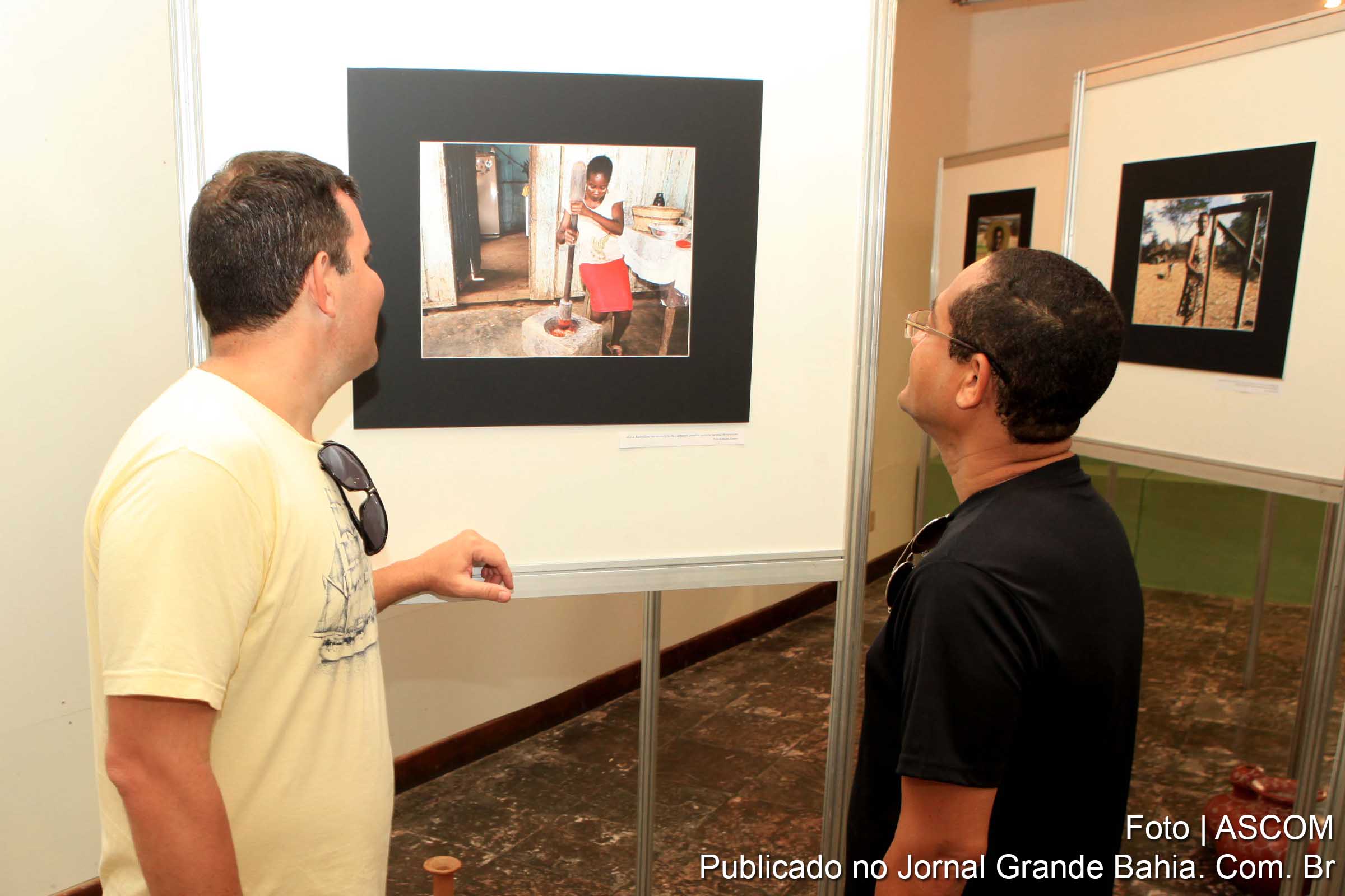 Exposição fotográfica da EBDA atrai turistas.