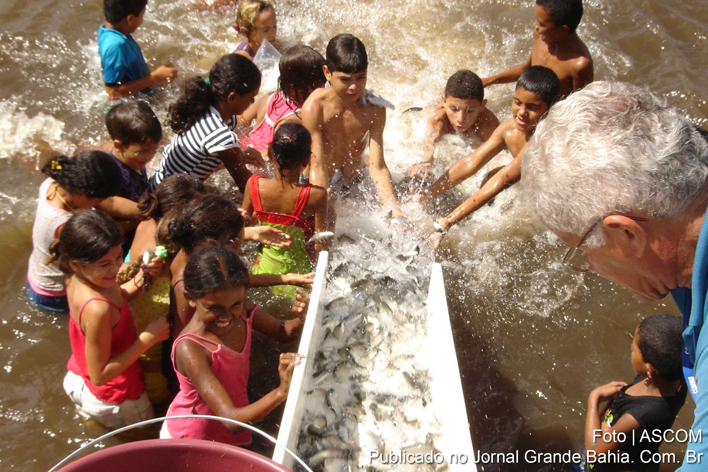 CODEVASF envolve crianças no processo de peixamento, como forma educativa ambiental.