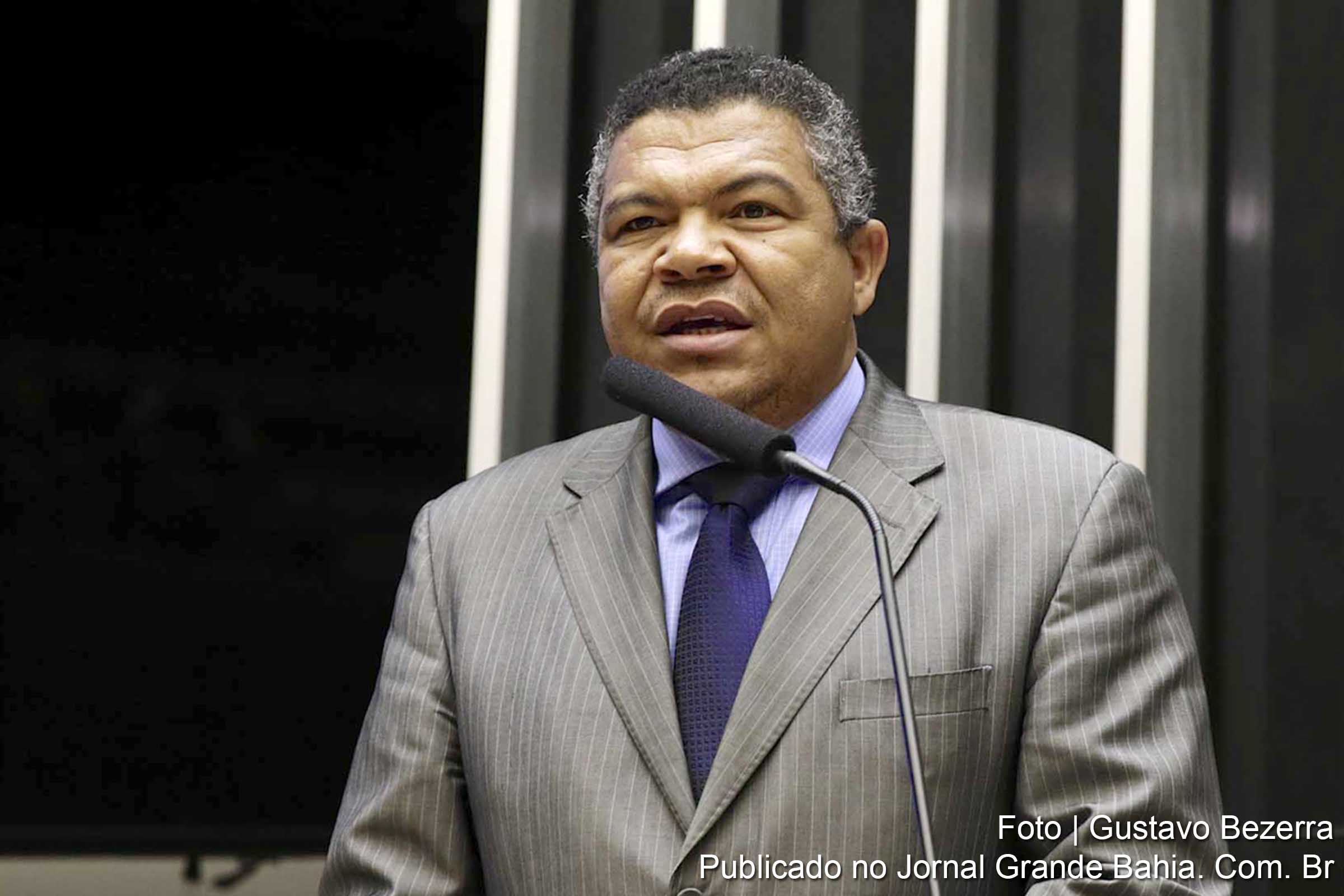 Valmir Assunção defende investigação de crime.