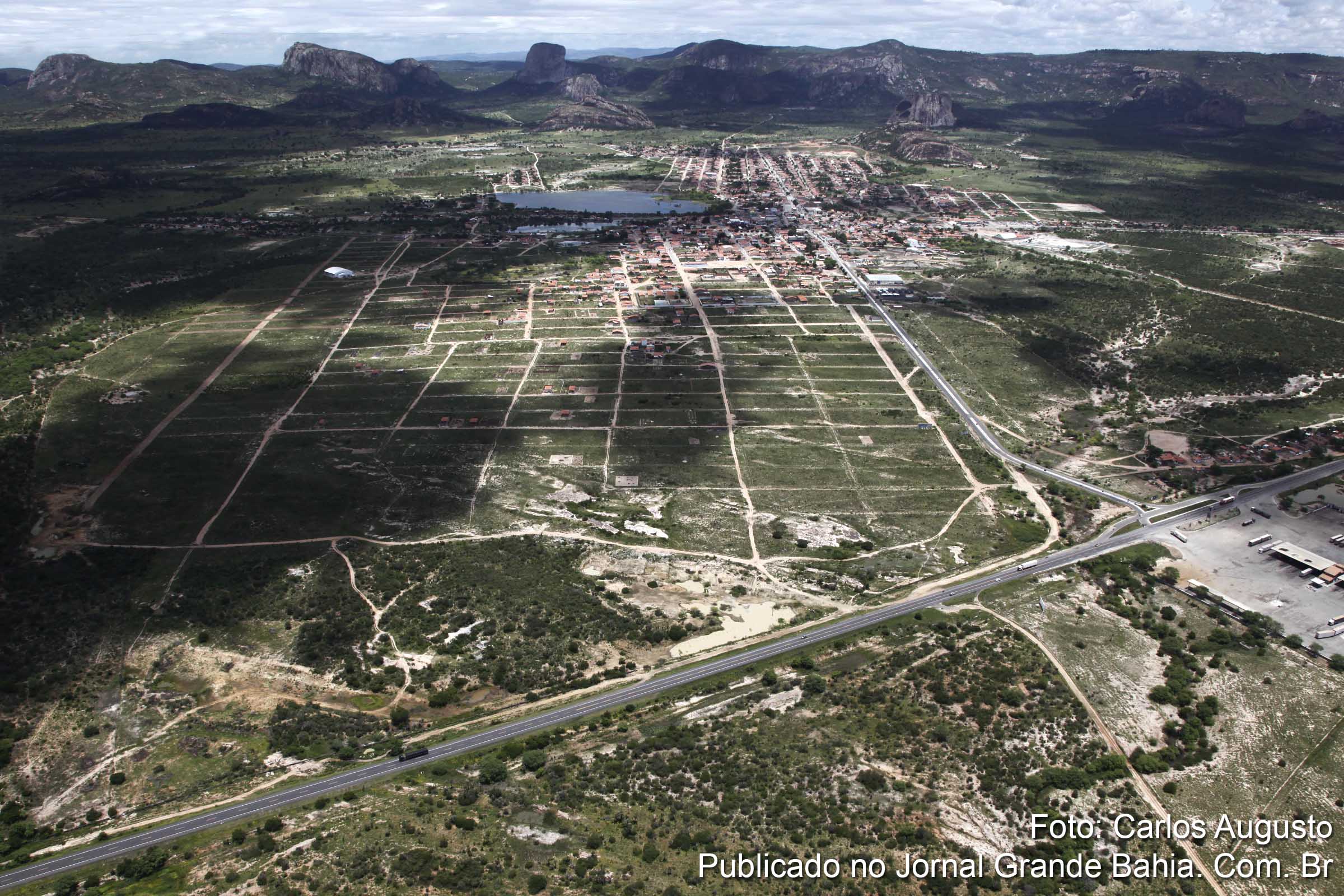 Vista aérea da BR-116, nas proximidades de Itatim. Algodão prolifera às margens das rodovias. (Foto: Carlos Augusto | Jornal Grande Bahia)