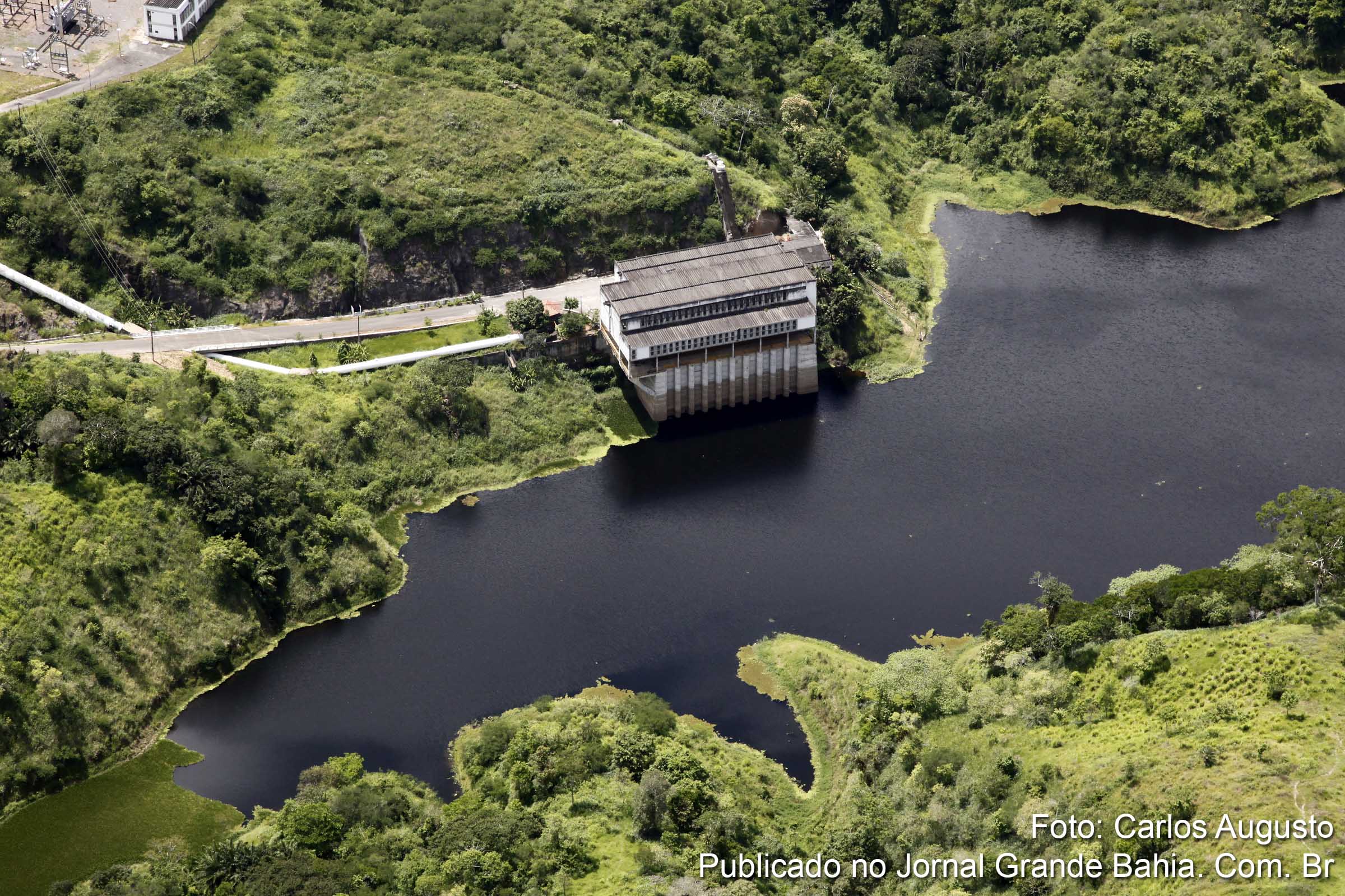 Vista aérea da estação de captação de água da EMBASA no lago de Pedra do Cavalo. (Foto: Carlos Augusto | Jornal Grande Bahia)